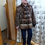 Меховое пальто из выдры с поперечным расположением шкур выдры на молнии